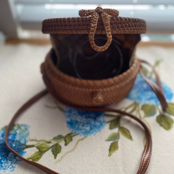 Handwoven crossbody rattan bag - Picture 11 of 11